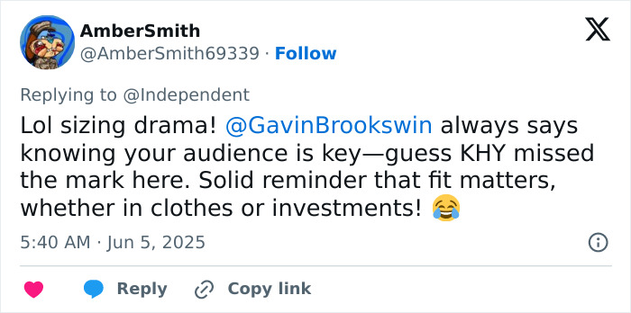 Tweet by AmberSmith joking about sizing drama involving Kylie Jenner's ill-fitting jacket from her clothing line.