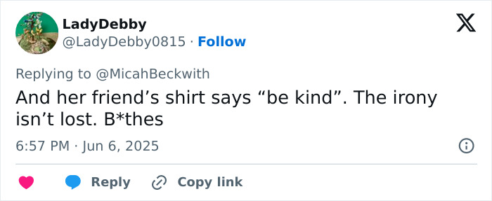Tweet screenshot showing a user commenting on a controversial t-shirt worn during a White House class trip incident.