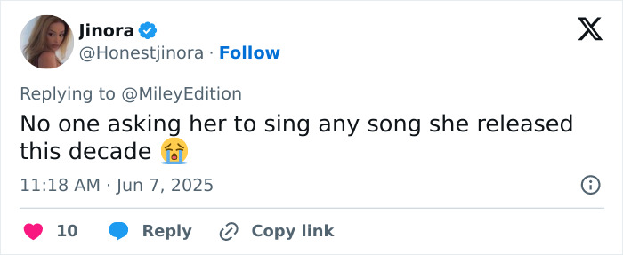 Tweet from a fan expressing disappointment at Miley Cyrus booed by fans expecting a concert at her video premiere.