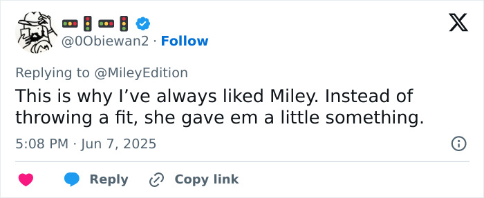 Screenshot of a Twitter reply praising Miley Cyrus for calmly handling fans booing at her video premiere event.