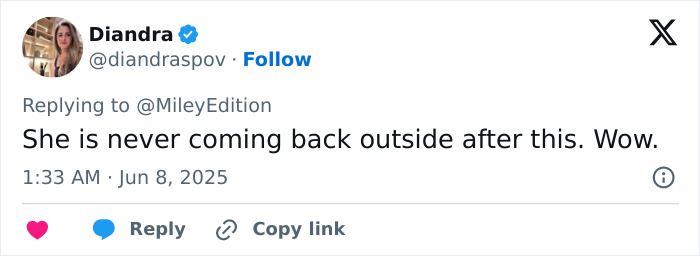 Screenshot of a tweet reacting to Miley Cyrus booed by fans at her video premiere after paying $800.