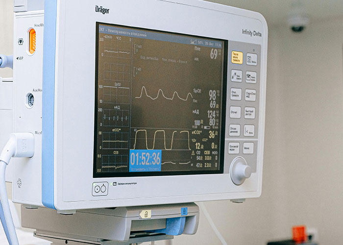 Hospital monitor displaying vital signs during labor, illustrating real experiences inside the birthing room for first-time dads.