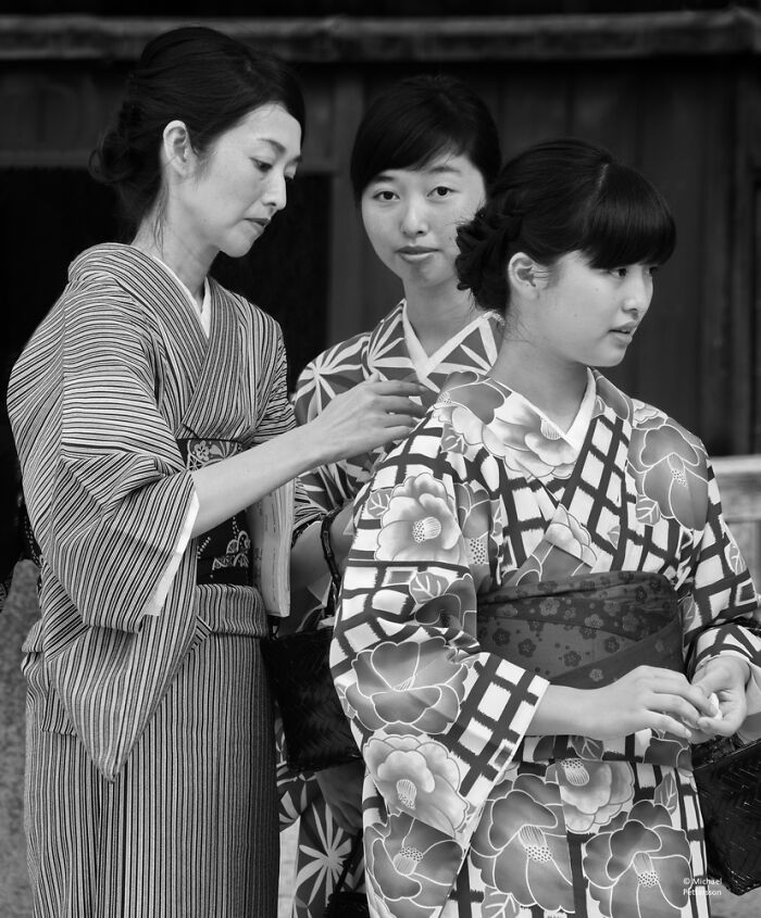 Three women wearing traditional kimonos prepare for a cultural event in a stunning travel photo captured by the Bored Panda community.