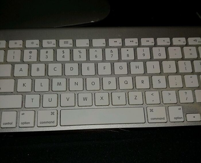 Teclado blanco con suciedad visible, representando a padres y madres teniendo un día peor que el tuyo en situaciones cotidianas.