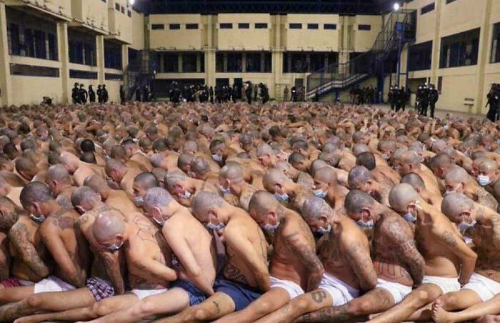 Una prisión en El Salvador. Un país que antes era conocido por tener la tasa de homicidios más alta del mundo, ahora tiene la tasa de encarcelamiento más alta del mundo.