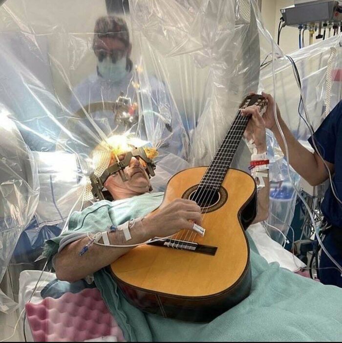 Durante la craneotomía con el paciente despierto, este permanece despierto y realiza tareas, como tocar un instrumento, para que los cirujanos puedan evitar dañar áreas vitales del cerebro.