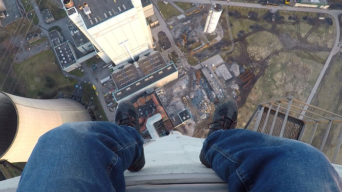 Sentado en el borde, a 280 metros sobre el suelo