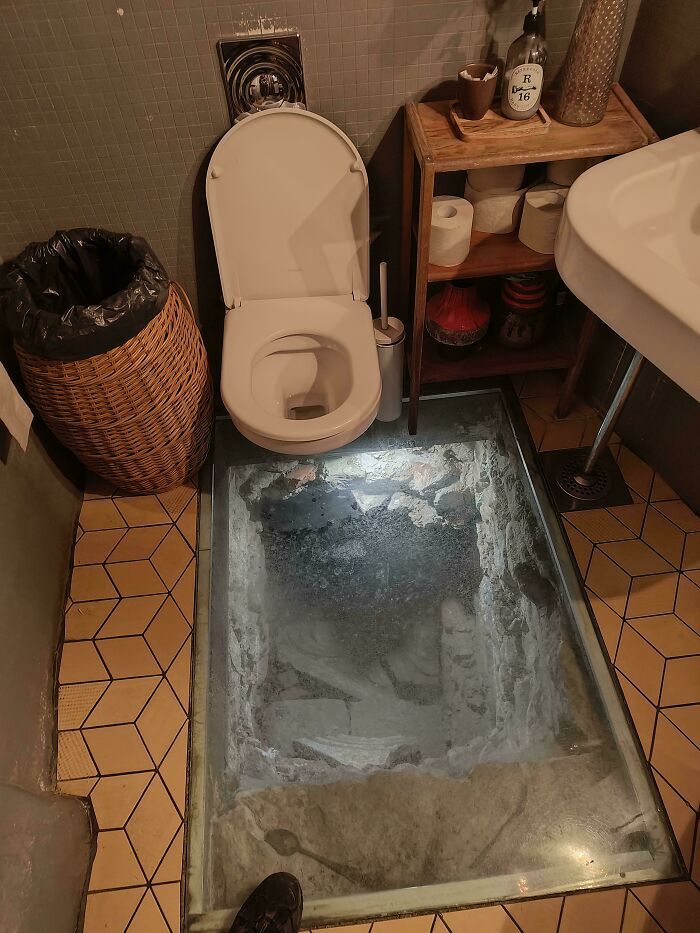 ¿Por qué querrían asustarme de esta manera mientras estoy en el retrete?