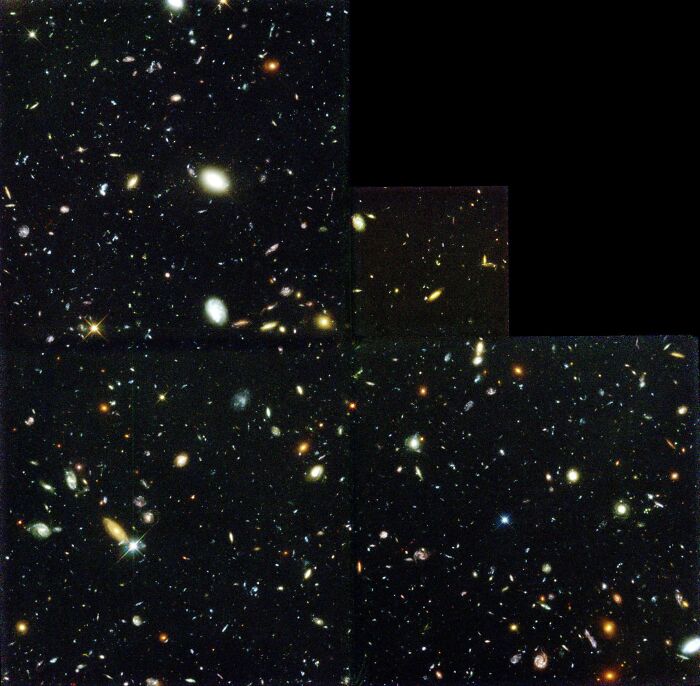 El Campo Profundo del Hubble (1995). Cada diminuto punto de luz representa una galaxia entera, algunas a miles de millones de años luz de distancia. Esta imagen abarca una pequeña fracción de nuestro cielo nocturno, 1/24.000.000 de él. Esto representa aproximadamente el 0,063% del área que ocupa la Luna.