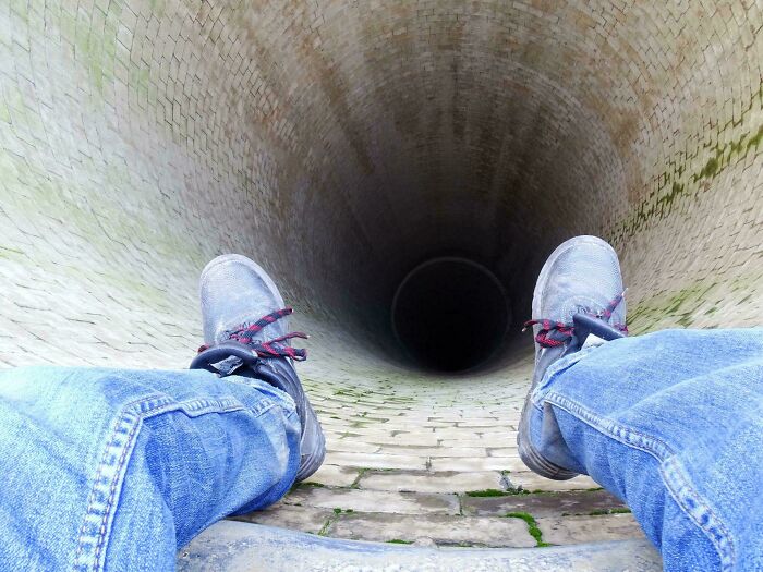 Encima de una chimenea de 282 metros de altura y ese es el agujero