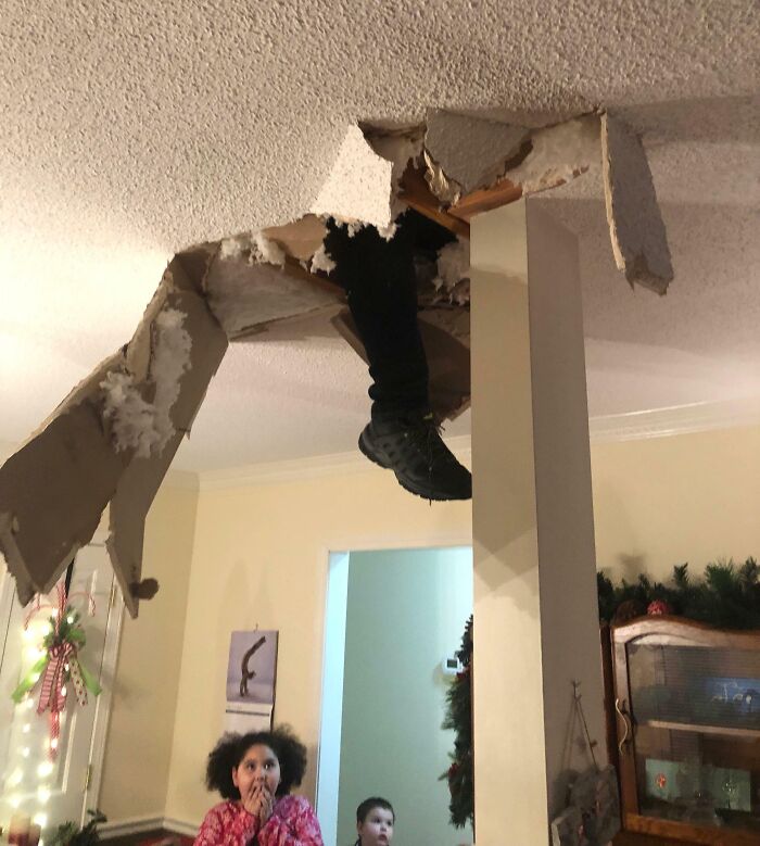 Zapato de adulto atrapado en techo roto mientras niños miran con sorpresa, padres teniendo un día peor que el tuyo.