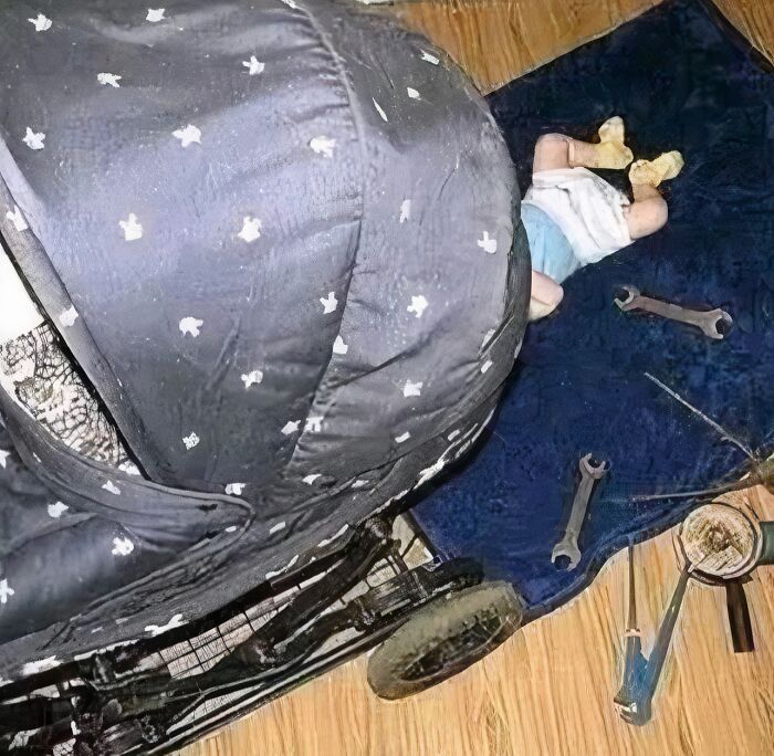 Niña caída sobre una superficie oscura con herramientas dispersas, imágenes malditas que generan misterio y desconcierto.