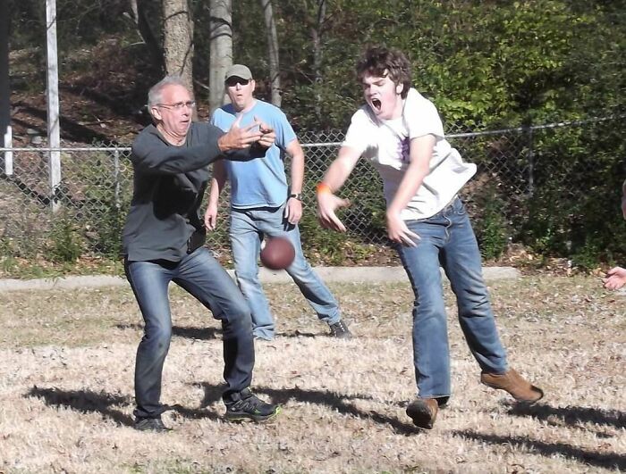 El primer intento de mi familia de jugar al fútbol americano después de la cena de Acción de Gracias