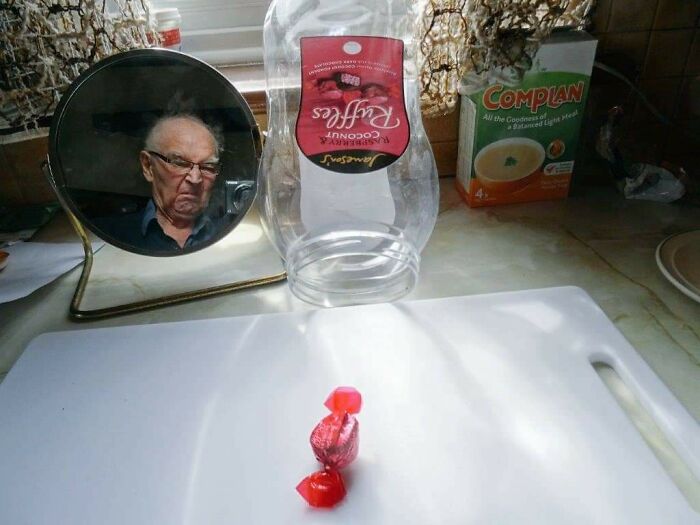 Le compré a mi abuelo una tarrina enorme de sus chocolates favoritos y me envió esta foto por correo electrónico para decirme que finalmente los había terminado.