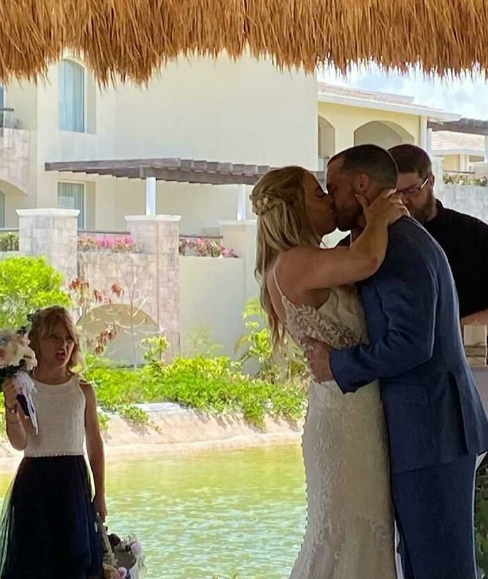 A mi sobrina no le gustó mucho que se besaran los novios