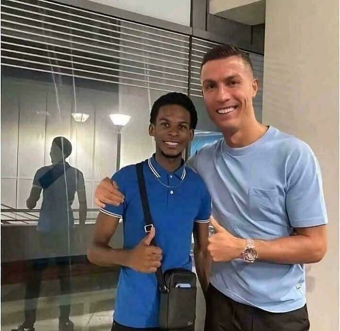 Dos hombres sonrientes posan para una foto dando pulgares arriba, ejemplo de terribles mentirosos en internet.