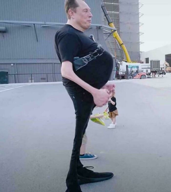 Hombre con cuerpo distorsionado en imagen digital alterada, ejemplo de terribles mentirosos pillados en internet.