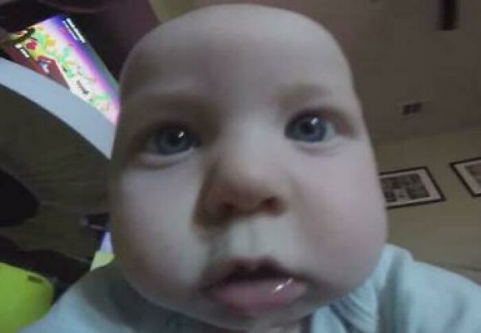 Bebé con cara curiosa y mejillas hinchadas en imagen relacionada con mentirosos pillados en internet.