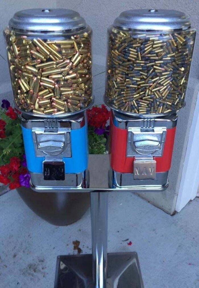 Máquinas expendedoras originales llenas de balas, ejemplo de mentirosos pillados en internet con imágenes engañosas.