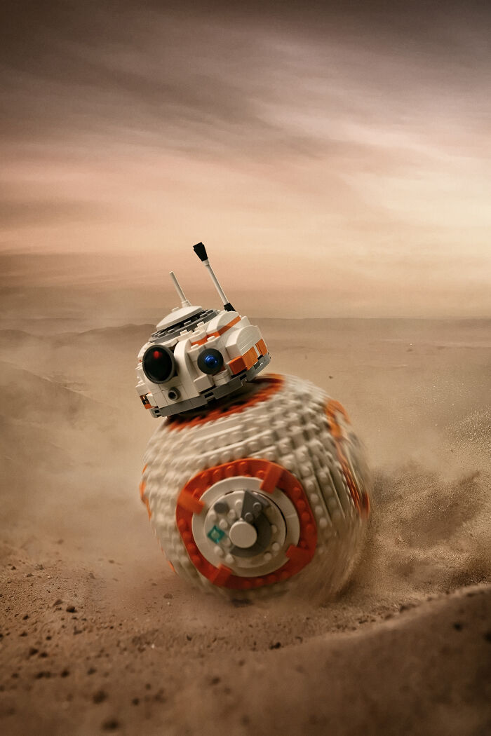LEGO BB-8 droid captured in dynamic desert scene, showcasing a photographer turning LEGO into Hollywood-level scenes.