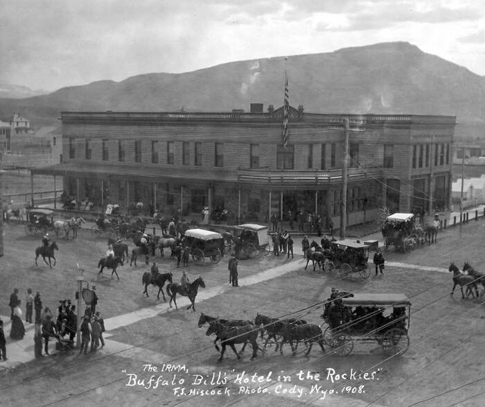 Historic black and white photo of Buffalo Bill’s Hotel with horse carriages and people, a fascinating historical scene.