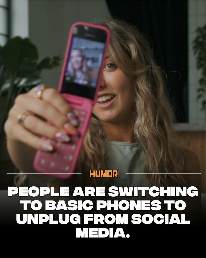 Young woman holding a basic phone, illustrating a trend to unplug from social media and feed the brain craving new knowledge.
