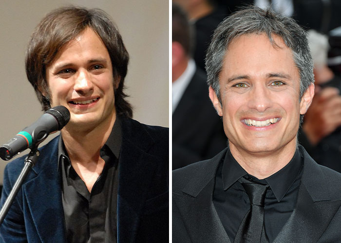 Hombre sonriente en evento, ejemplo de celebridad que acepta sus peculiaridades únicas con confianza y estilo.