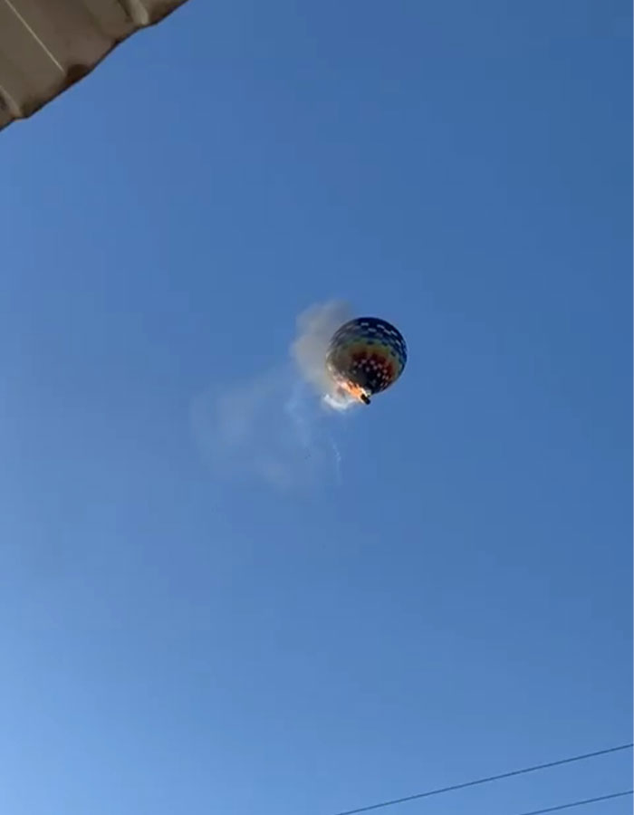 Burning hot air balloon in Brazil with smoke and flames, forcing passengers to leap for their lives in midair. Burning hot air balloon in Brazil with smoke and flames, forcing passengers to leap for their lives in midair.