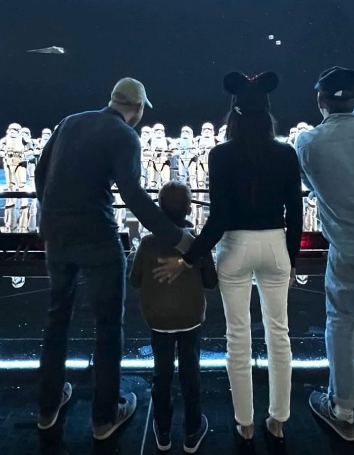 Family at Disneyland watching stormtroopers, highlighting Meghan Markle&rsquo;s Disneyland family post backlash and pregnancy dance reaction.