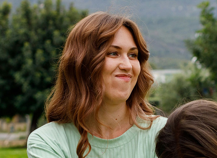 Young woman outdoors with a skeptical facial expression illustrating common flaws of the human body.