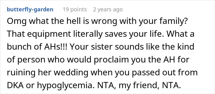 Comment discussing family conflict over health risks at a sister&rsquo;s wedding photo, highlighting refusal to compromise health.