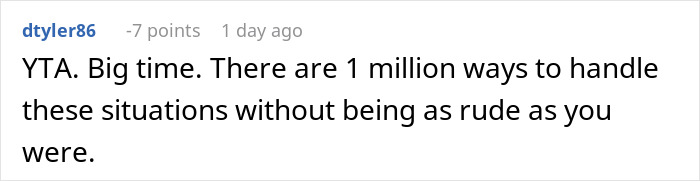 Comment on Reddit discussing a woman telling a gym guy she is not there to make friends as he tries to fist bump her.