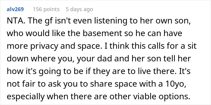 Reddit comment discussing a 22-year-old confronting dad&rsquo;s girlfriend about living arrangements with a 10-year-old child.