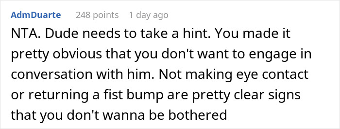 Screenshot of a Reddit comment discussing a woman telling a gym guy she&rsquo;s not here to make friends while he tries to fist bump her.