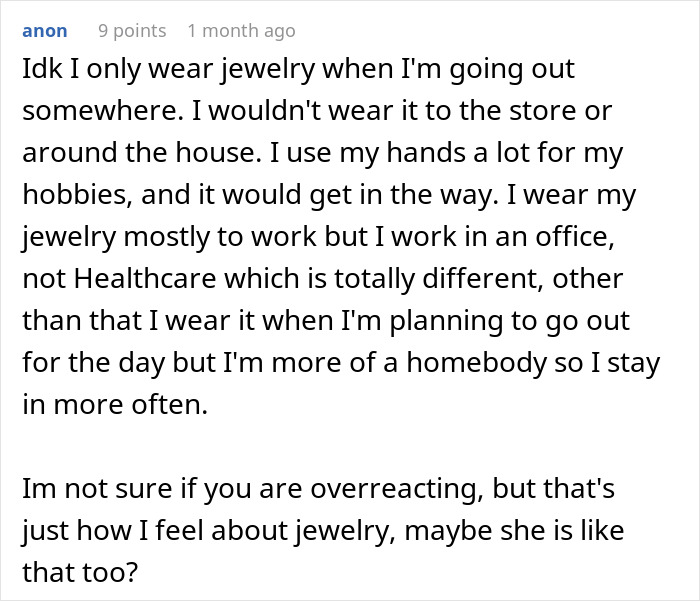 Screenshot of a text post discussing a woman refusing to wear her engagement ring and explaining her reasons for it. Screenshot of a text post discussing a woman refusing to wear her engagement ring and explaining her reasons for it.