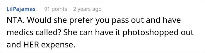 Screenshot of a Reddit comment discussing a woman refusing to risk her health for sister&rsquo;s wedding photo aesthetic.