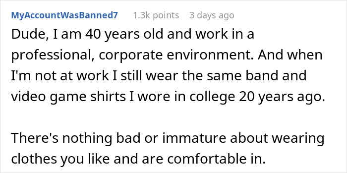 Reddit user sharing thoughts on girlfriend behaviour change in relationship while discussing personal clothing preferences.