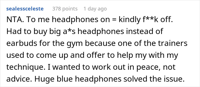 Comment on a gym interaction about respecting workout space with headphones on to avoid unwanted socializing attempts.