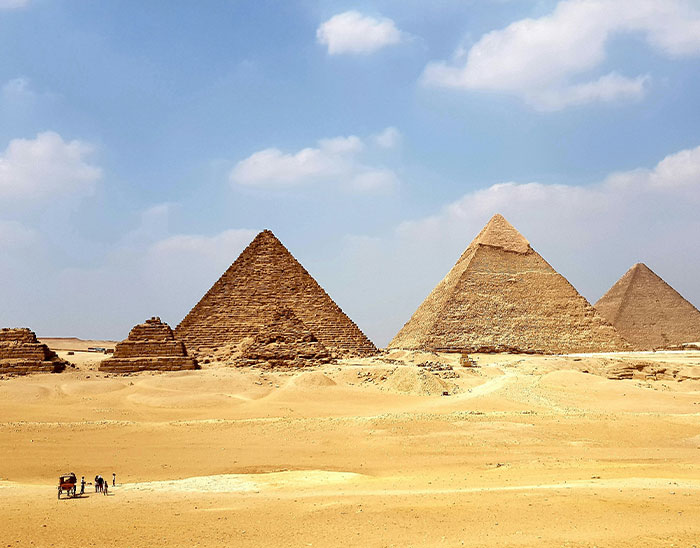 Great pyramids in Egypt under a blue sky, illustrating common historical knowledge often considered incorrect.