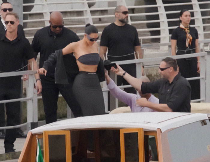 Famous guests arriving at Venice wedding escorted by security, highlighting strict rules during Jeff Bezos and Lauren Sánchez event. Famous guests arriving at Venice wedding escorted by security, highlighting strict rules during Jeff Bezos and Lauren Sánchez event.