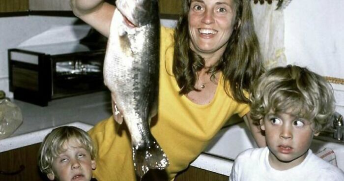 40 Family Pictures That Were Clearly A Mistake, Yet Everyone Looks Weirdly Happy About It