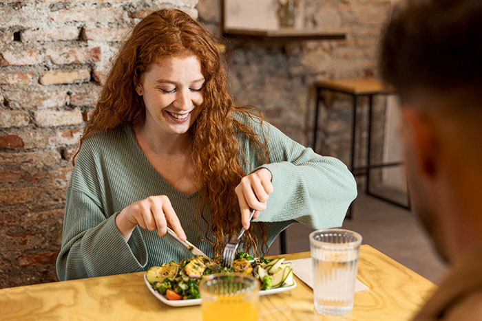 &ldquo;Is This Normal?&rdquo;: Woman Tells BF&rsquo;s Family She&rsquo;s Jewish, They Start Putting Bacon In Everything