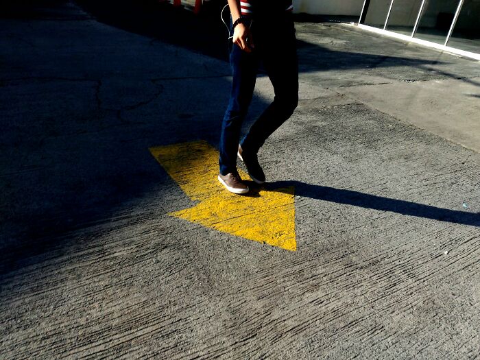 Women Share 50 “Unhinged” Tricks That Actually Keep Them Safe