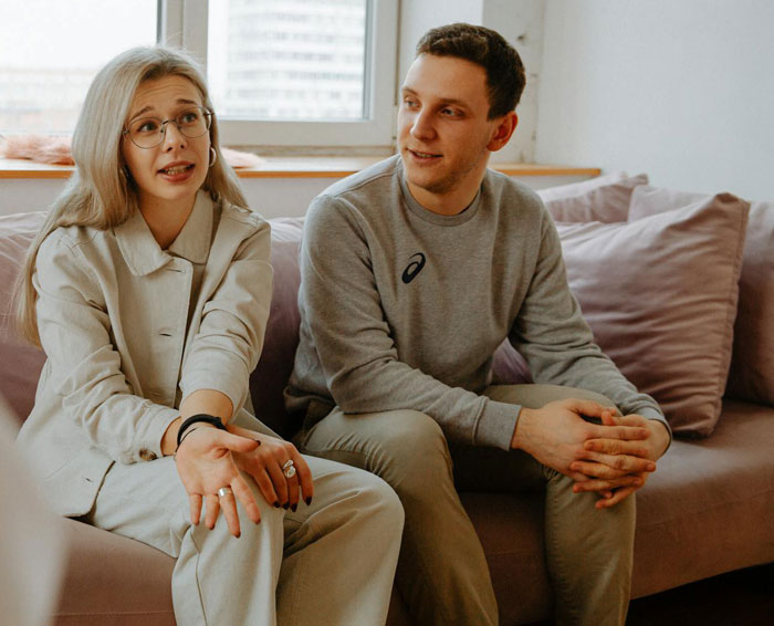 Guy Notices Fiancée Never Wears Engagement Ring, Starts Questioning The Relationship Guy Notices Fiancée Never Wears Engagement Ring, Starts Questioning The Relationship