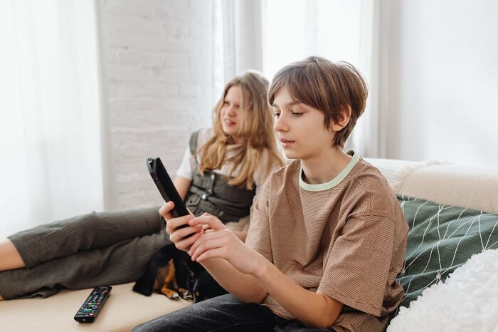 "A Life That’s Not Recorded": 40 Things People Miss About Life Before Smartphones Took Over