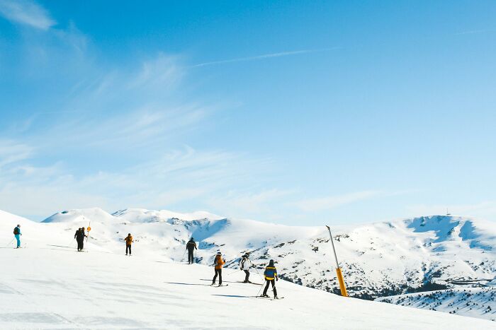 Skiers on a snowy mountain under a clear sky with European netizens correcting commonly mistaken facts.