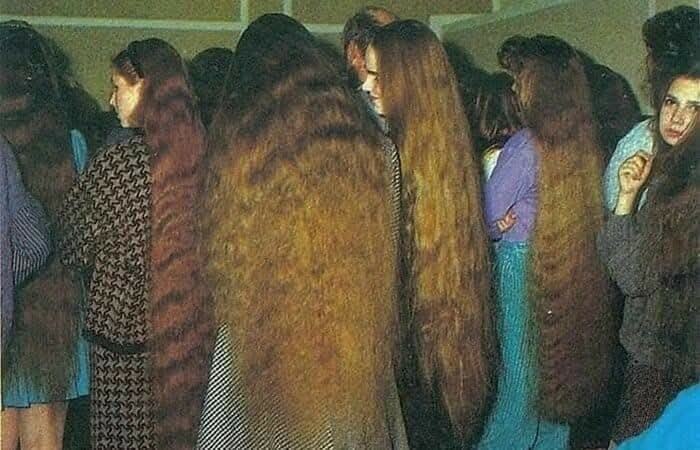 Grupo de mujeres con cabello extremadamente largo en una foto interesante que muestra un lado distinto de la historia.