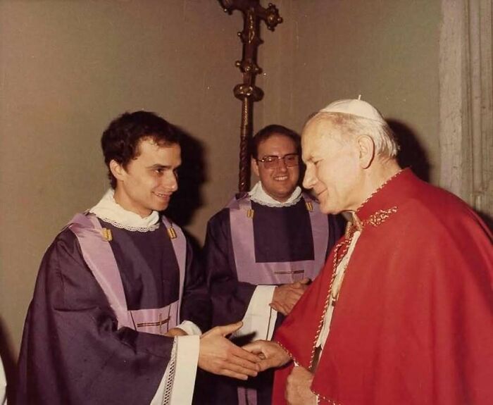 Encuentro histórico entre un Papa y sacerdotes, mostrando un lado distinto de la historia en fotografía única.