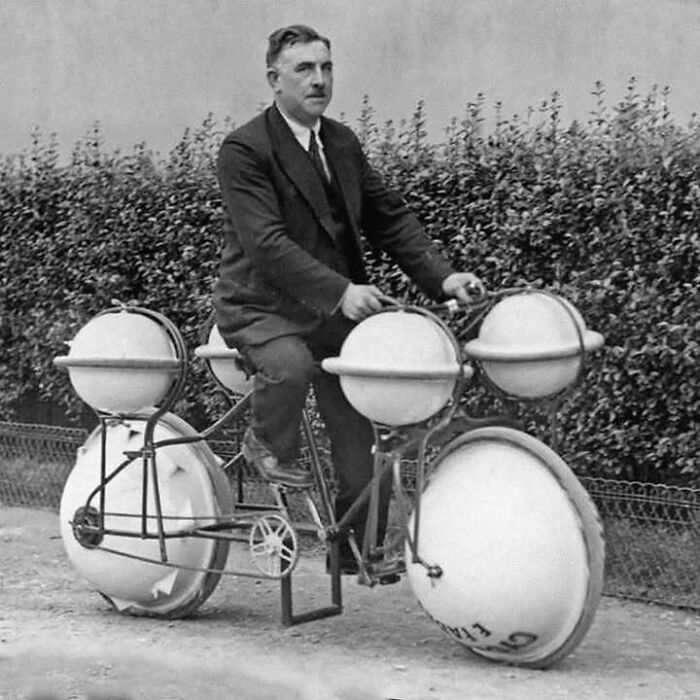 Hombre antiguo montando una bicicleta con esferas que muestra un lado distinto e interesante de la historia.