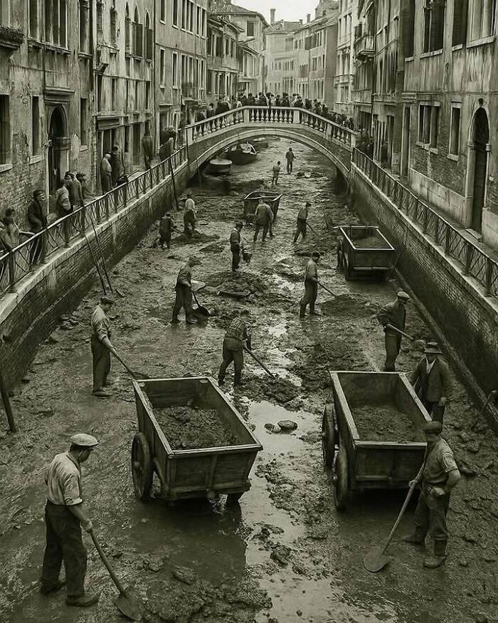 Hombres trabajando en canal vacío en foto histórica que muestra un lado distinto de la historia con escenas de trabajo manual.